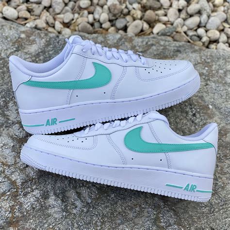 Weiße, türkise Nike Air Force 1 online 